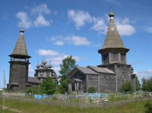 Слева направо колокольня, Богоявленская и Покровская церкви в Лядинах Архангельской области.